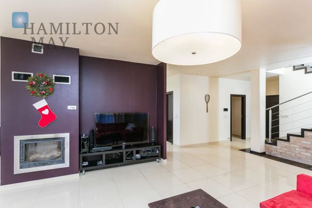 Atrakcyjny dom w zabudowie bliźniaczej na zamkniętym osiedlu na Wilanowie - Photo 1