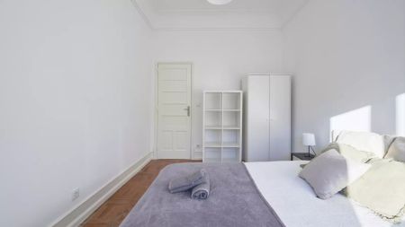 Room in a shared 12-bedroom apartment for rent in Lisbon - Photo 2