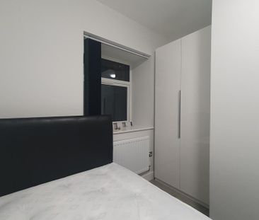 1 bedroom in a flat share to rent - Photo 2