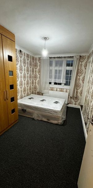 Room in a Shared House, Evanston Gardens, IG4 - Photo 2
