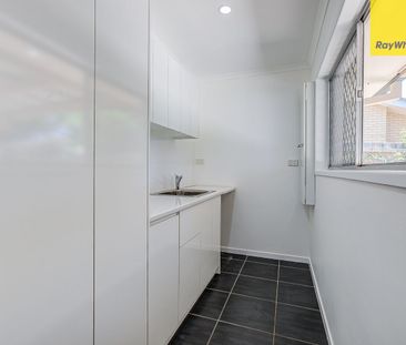 Charming Family Home Close to Everything! - Photo 2