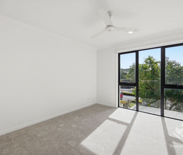 Opposite Park - 3 Bedrooms + Study - Photo 3
