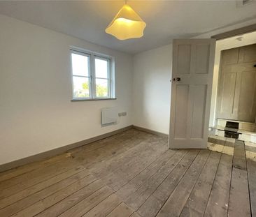 Newly refurbished 3 bed character cottage in sought after Wash Common. - Photo 2