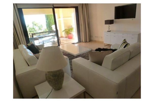 2 Bedroom Apartment For Rent in La Quinta, Málaga - Photo 1