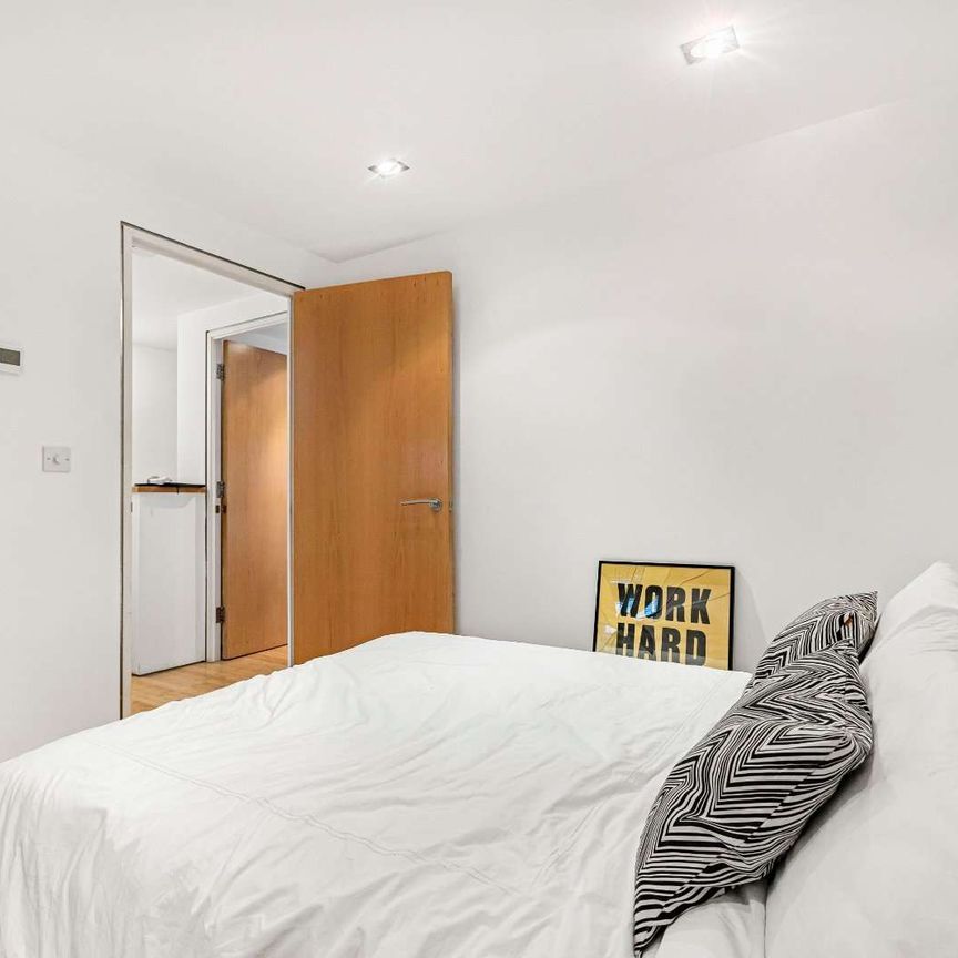 Located in the popular Benyon Wharf development is this modern split-level apartment. - Photo 1