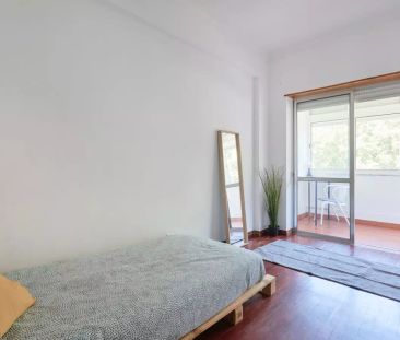 Room in a shared 5-bedroom apartment for rent in Almada - Photo 1