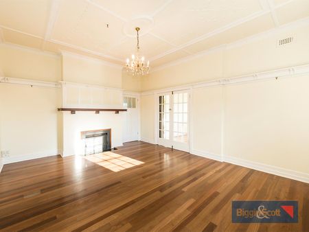 SUNFILLED TOP FLOOR APARTMENT - Photo 5