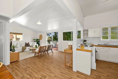 Charming Queenslander on a spacious 1012m² block - Photo 3