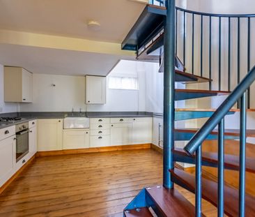 Available unfurnished now - Photo 3