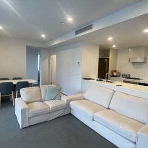 Spacious & Fully Furnished 2-Bedroom with Balcony and Park Views Walk to Toowong Village - Photo 3