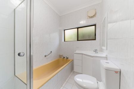 Three Bedroom Home in Castlecrag - Photo 4