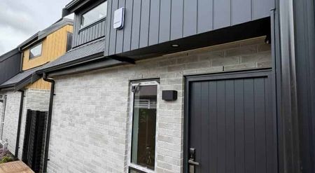 Brand New Modern Living: 3-Bed Townhouse in Pr... - Photo 2