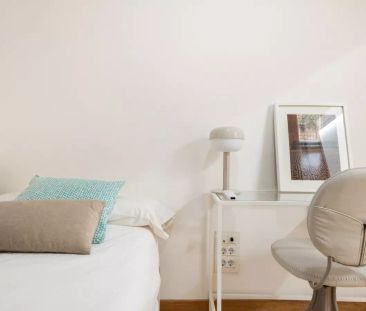Room in a shared 5-bedroom apartment for rent in Almagro. - Photo 5
