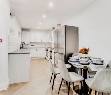 6 Beds 2 Baths - Photo 3