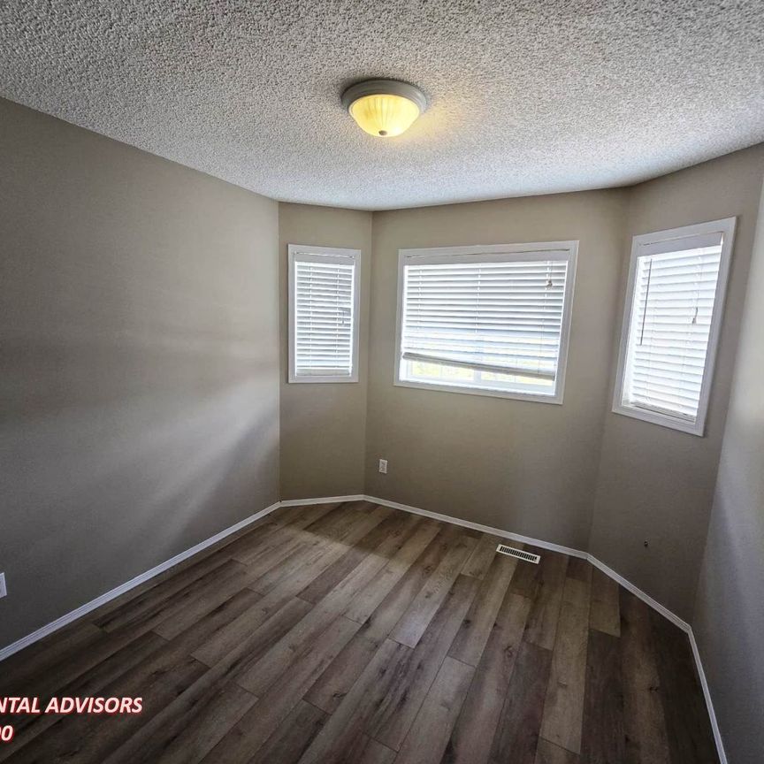 GREAT 3 BED, 4 BATH, 2 STOREY SINGLE FAMILY HOME W/ A DBL ATTACHED GARAGE IN THE COMMUNITY OF BELMONT - Photo 1