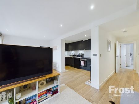 Green Street, Sunbury-on-Thames, Surrey,TW16 - Photo 3