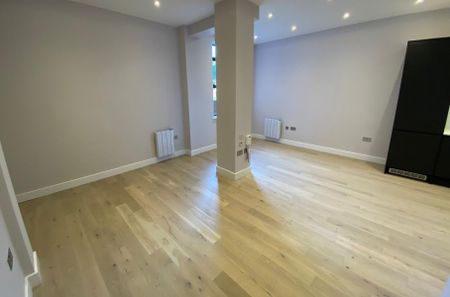 Wells Court, Woking, Surrey, GU21 - Photo 2