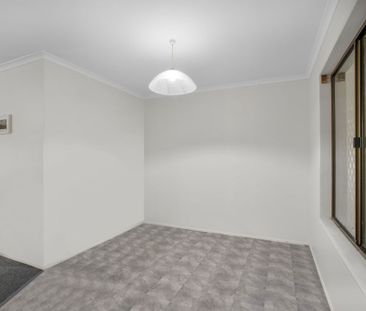 Large 3 Bedroom Home with Huge Backyard in Cul-De-Sac - Photo 5