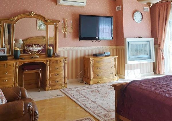 LONG TERM RENTAL. Spacious villa with 6 bedrooms for rent.