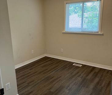 For Lease - 26 Roslyn Road Unit# Upper, Barrie, Ontario - Photo 5