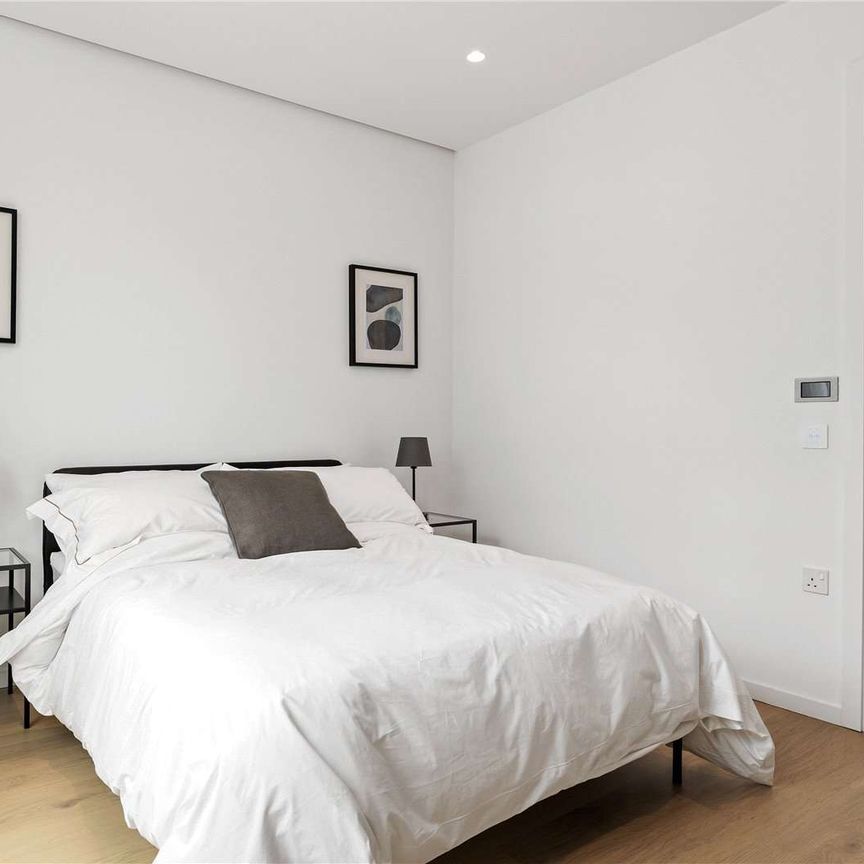 Luxurious two bedroom flat in the highly regarded Barts Square. - Photo 1