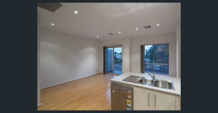 BEAUTIFULLY PRESENTED TOWNHOUSE - Photo 4