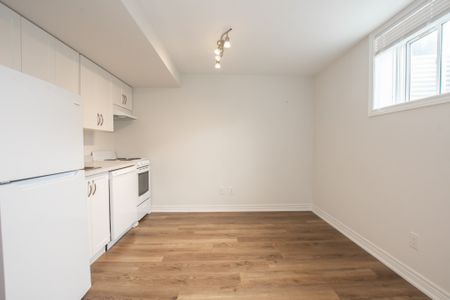 **ALL INCLUSIVE** 1 Bedroom Lower Unit in Welland!! - Photo 3