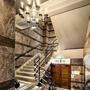 Boutique apartment in historic Art Deco building - Photo 3