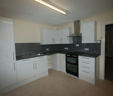 Semi-detached house to rent on - Photo 5