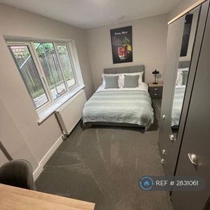 1 bedroom in a house share to rent - Photo 2