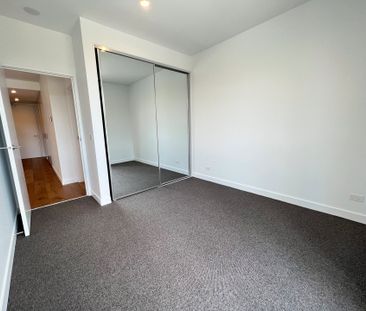 Luxury Living - 2 Bedroom Apartment with second bathroom and study. - Photo 1