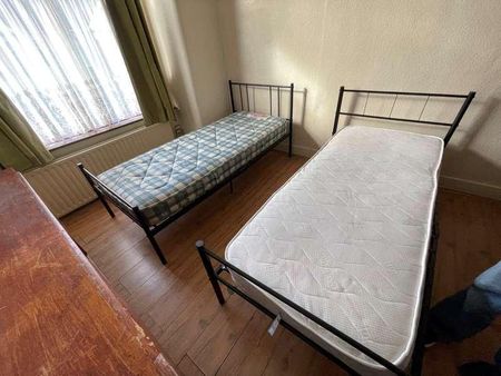 Alfred Gardens, Southall, UB1 - Photo 4