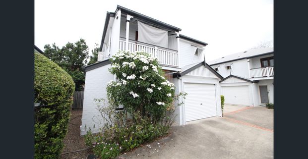 Freestanding Townhouse in an Unbeatable Clayfield Location - Photo 1