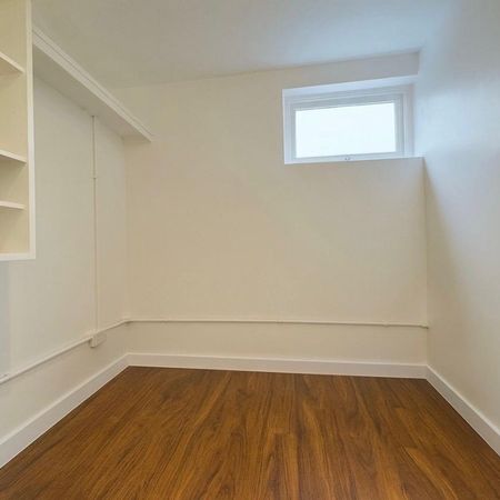 Self Contained studio flat ideal for single working person only- £1150pcm - Photo 3