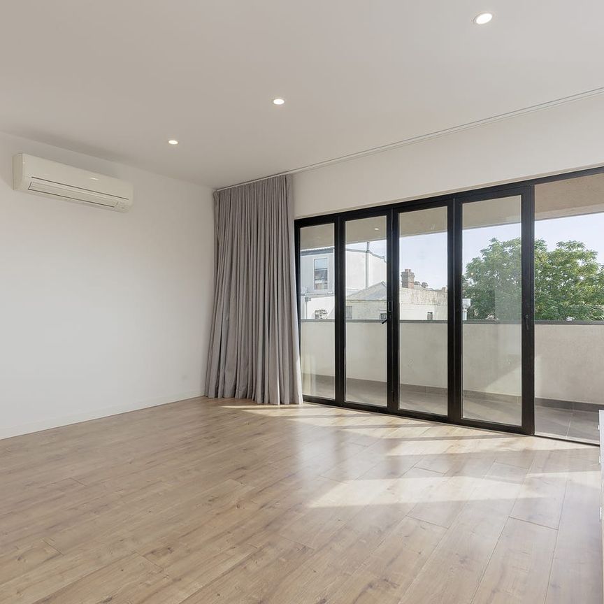 Sun-Drenched Fitzroy Living with Stunning Views - Photo 1