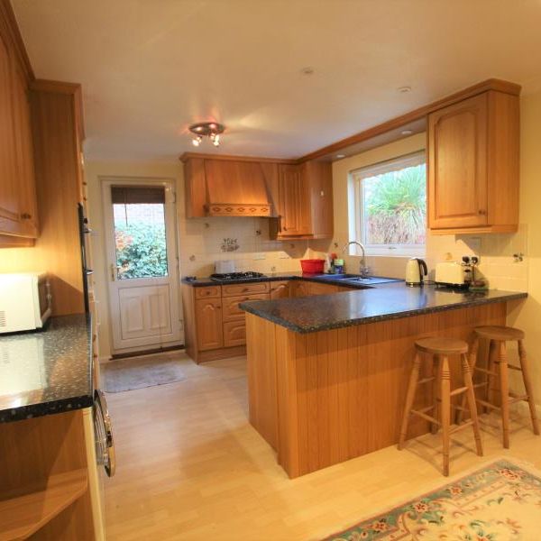Claydon Road, Woking - 3 bedrooms Property for lettings - Seymours - Photo 1
