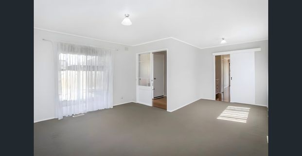 Spacious Modern Home in a Prime Gladstone Park Location - Photo 1