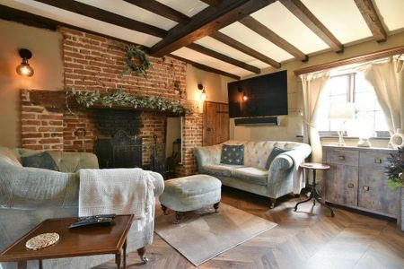 3 bedroom character property to rent - Photo 3