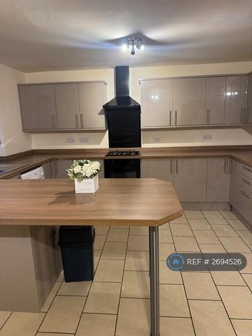 1 bedroom in a house share to rent - Photo 2