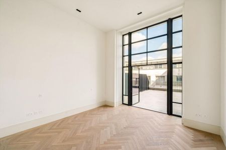An exceptional second-floor interior designed 3 bedroom apartment in the prestigious The Whiteley development, W2 - Photo 2