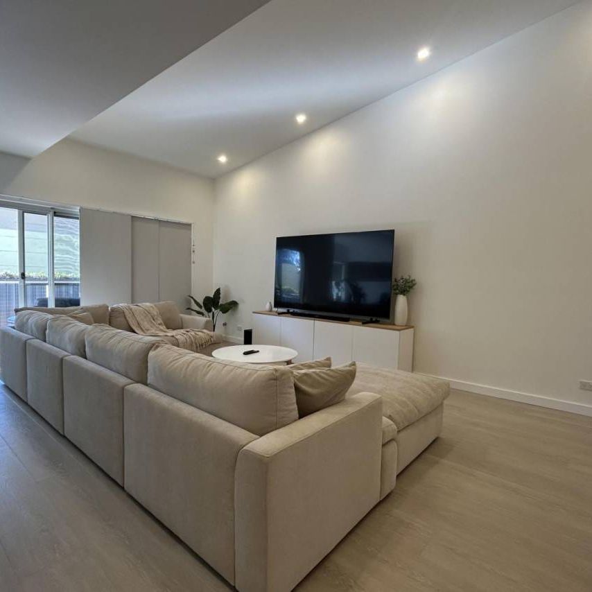 IMMACULATE TOWNHOUSE - Photo 1