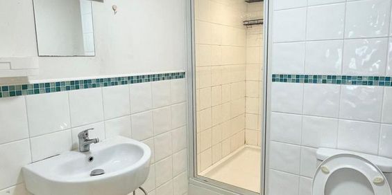 1 bedroom in a flat share to rent - Photo 3