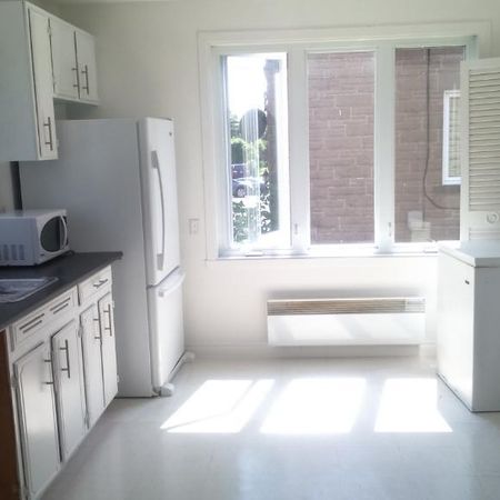 5 et demi très bien situé semi meublé - Photo 3