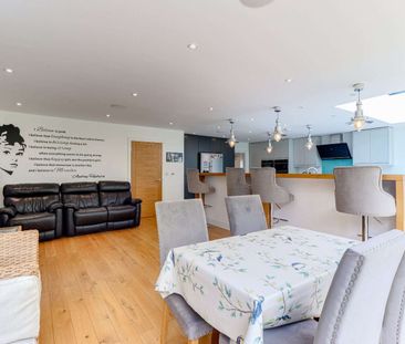 Five bedroom family home with driveway parking and lovely garden in... - Photo 1