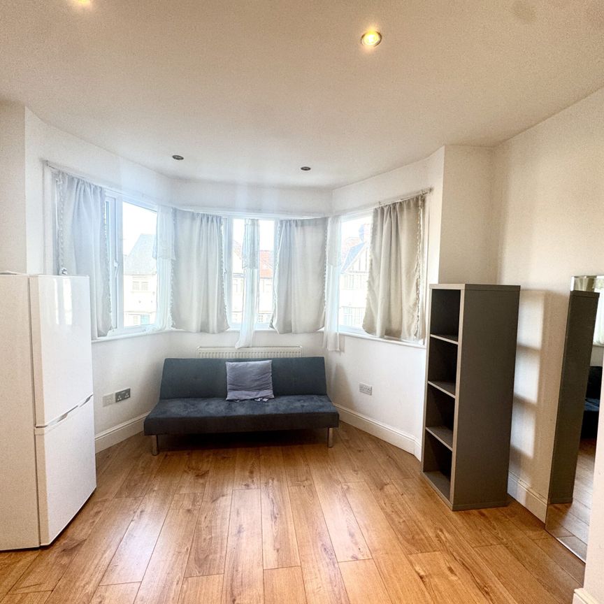 Heathfield Gardens, Brent Cross, NW11 - Photo 1