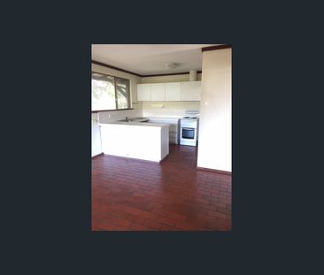 Spacious Townhouse In Fantastic Location ! - Photo 1