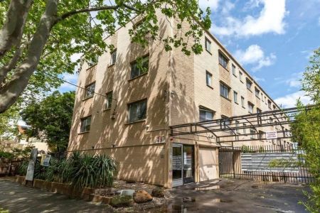 Stylish Street-Facing Studio with Secure Parking in the Heart of St Kilda - FURNISHED! - Photo 3