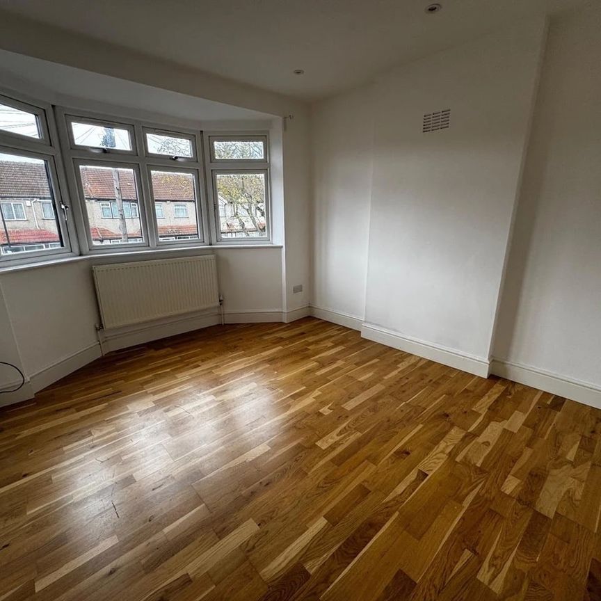 7 Bed Semi-Detached House, Woodmansterne Road, SW16 - Photo 1