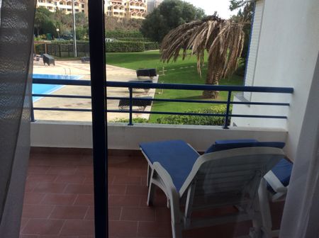 Apartamento T2 para arrendamento com móveis em condomínio com piscina em Cascais - Photo 5