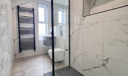 Charming 3-Bedroom Home Near City Centre - Photo 3